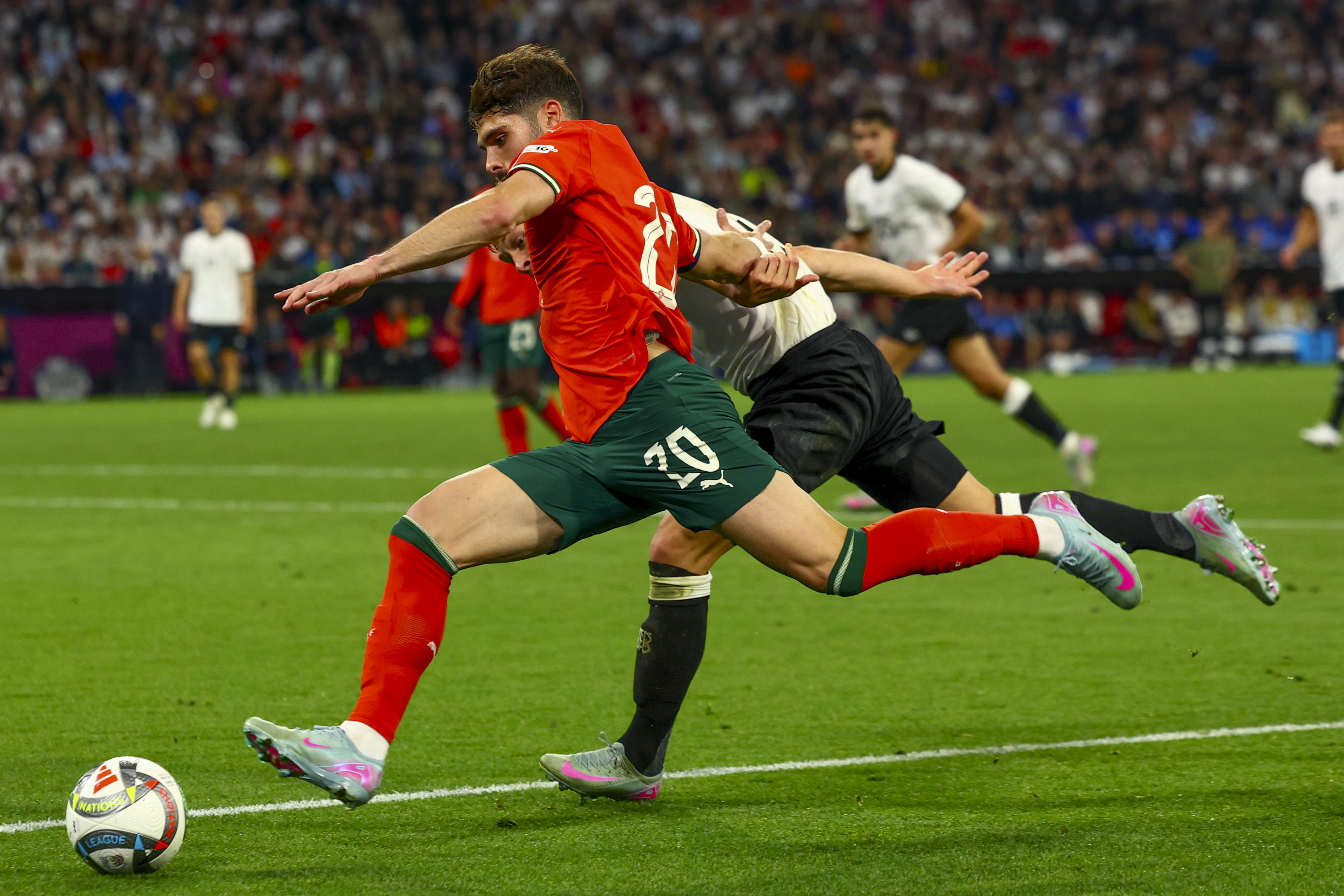 包含欧预赛比赛：葡萄牙门将神勇，顽强守门挽救胜局的词条