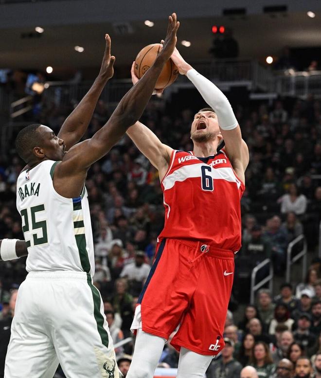 关于雄鹿鏖战爵士，波尔津吉斯完成帽子戏法的信息