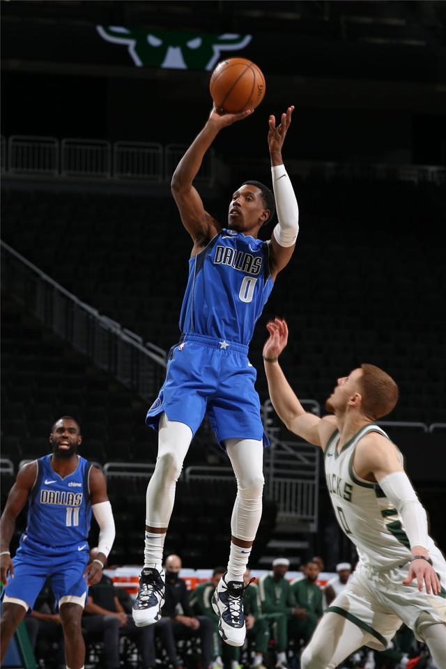 关于雄鹿鏖战爵士，波尔津吉斯完成帽子戏法的信息