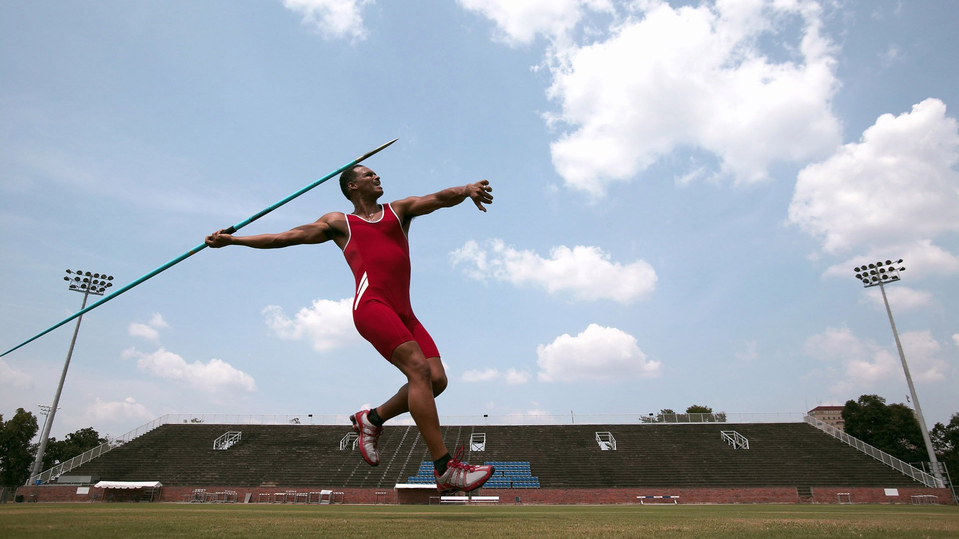 赛道与球场，当东契奇在F1赛场防守奇才