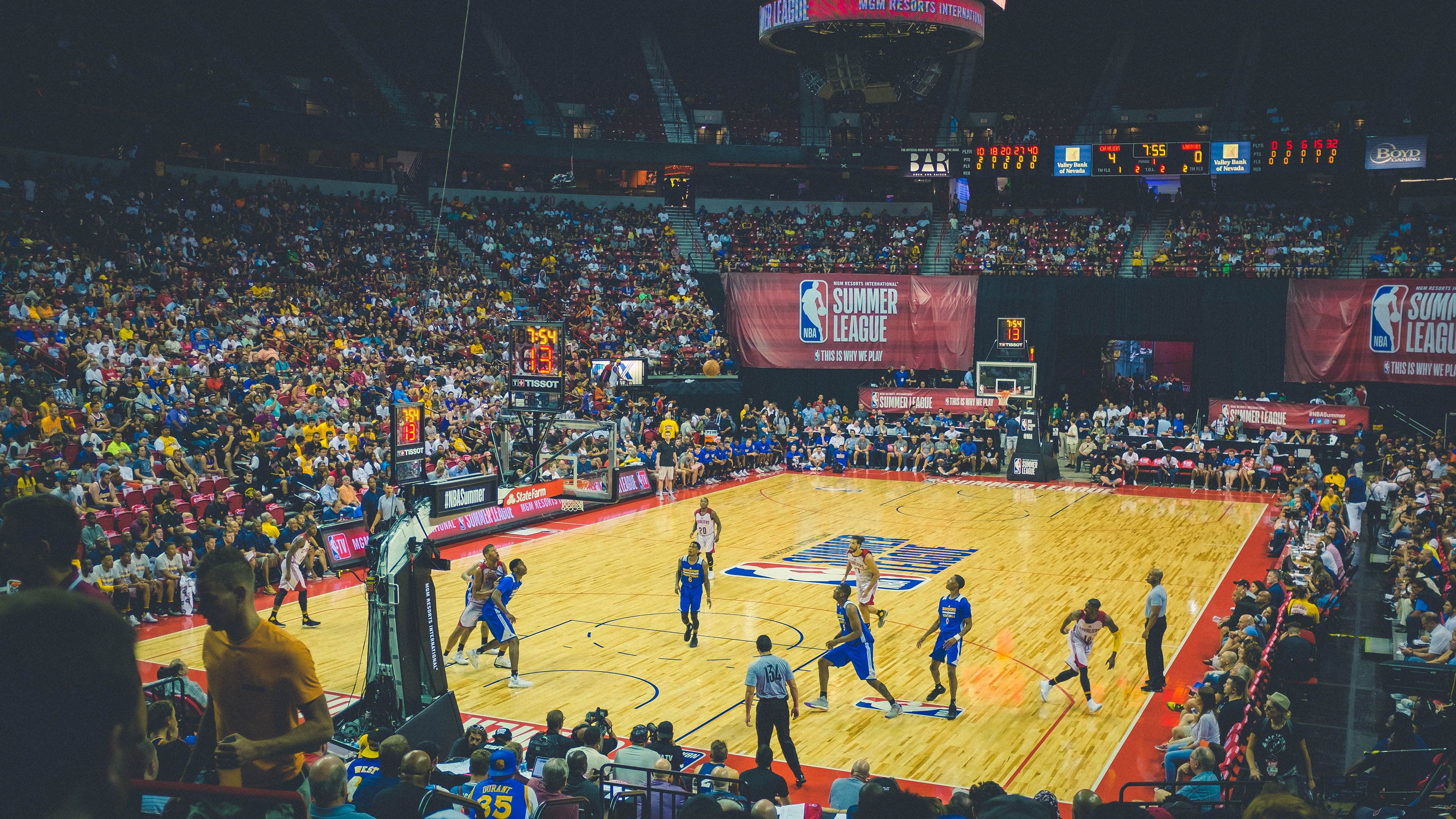 法拉利轻取阿斯顿马丁，拉塞尔高光表现改写赛道格局