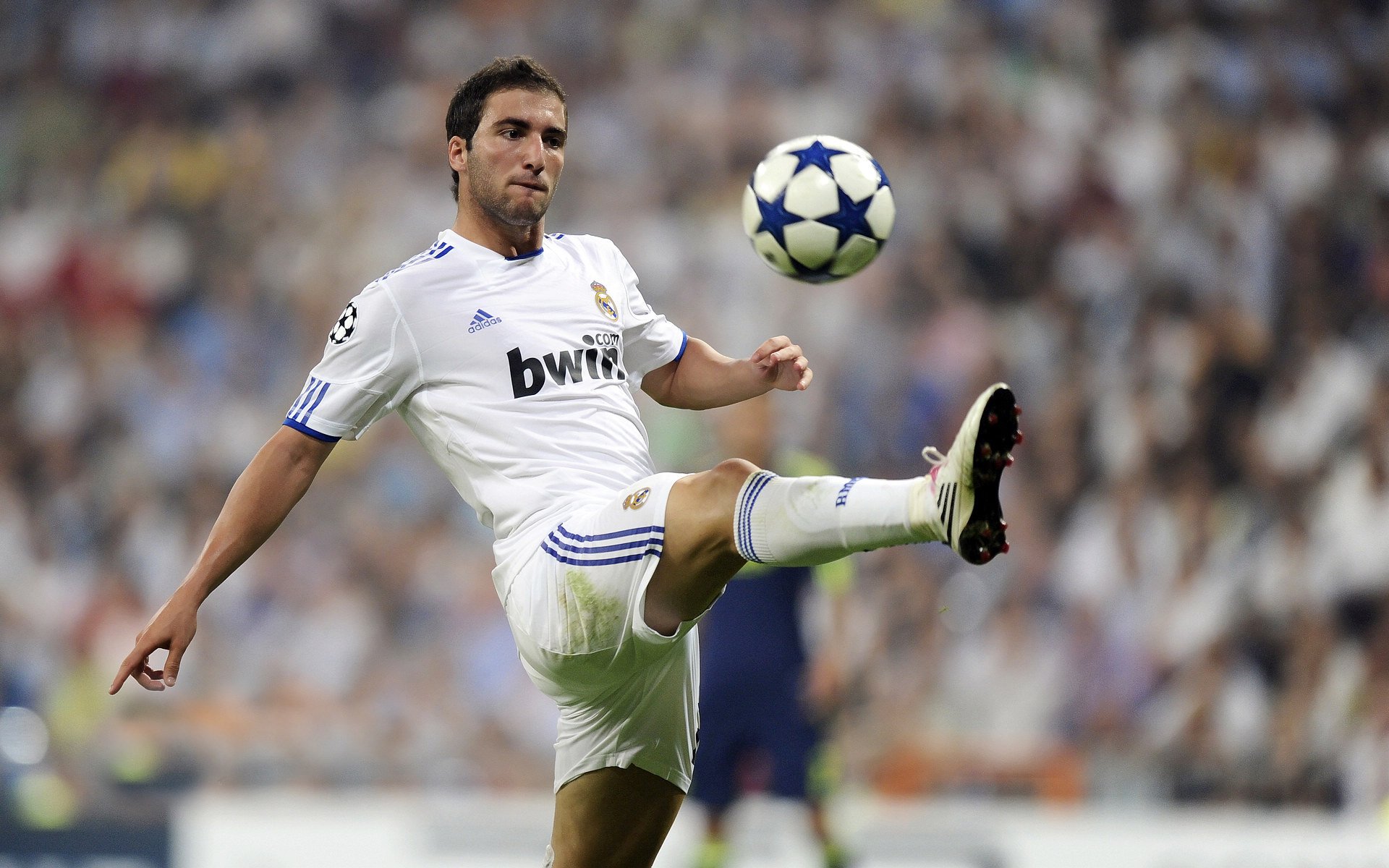 雷速官网-当拜仁逆转巴西遇见孙兴慜惊艳四座，足球世界里的唯一性瞬间